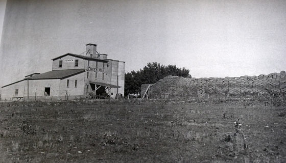 Jensen Mill Vintage Honeyville (1)